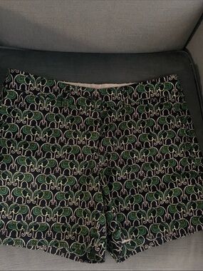 Crown & Ivy Women's Green/Navy Elephant Print Shorts. Size 6